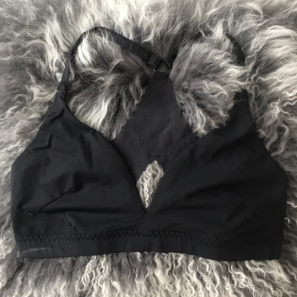 LULULEMON black light support sports bra